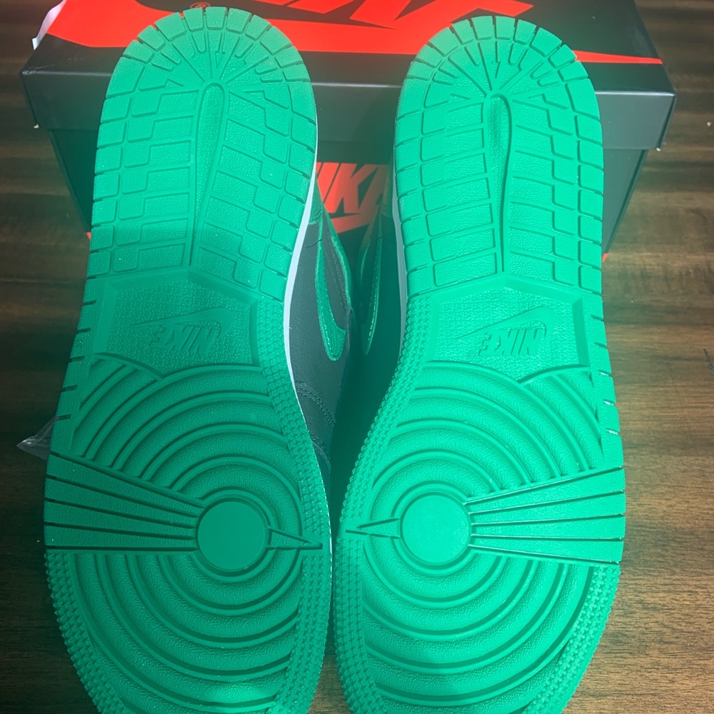 SOLD❌❌❌❌Jordan 1 Retro Pine Green Black - Picture 2 of 3